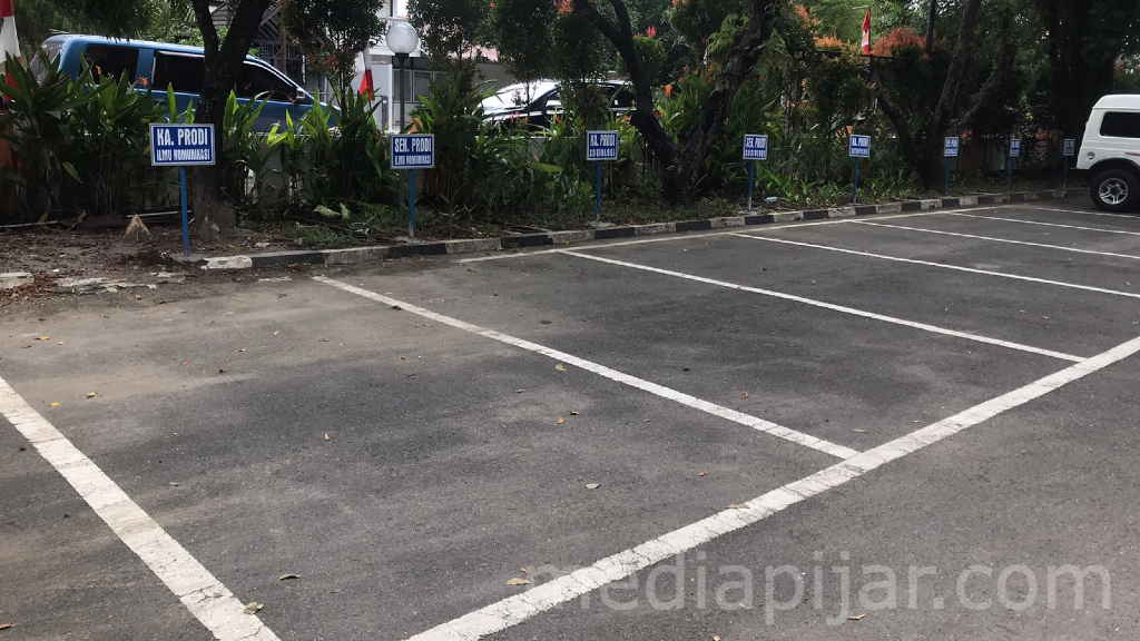 Halaman Parkir FISIP USU - mediapijar.com