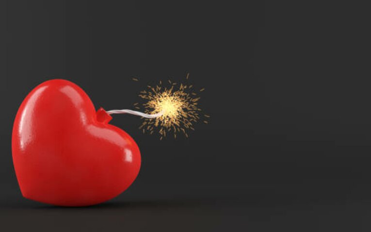 Love Bombing - mediapijar.com