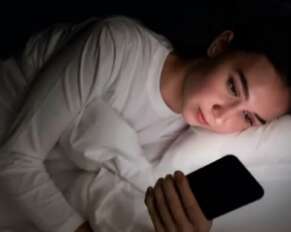 Bahaya Scrolling di Malam Hari dan Tips dalam Mengatasinya! - www.mediapijar.com