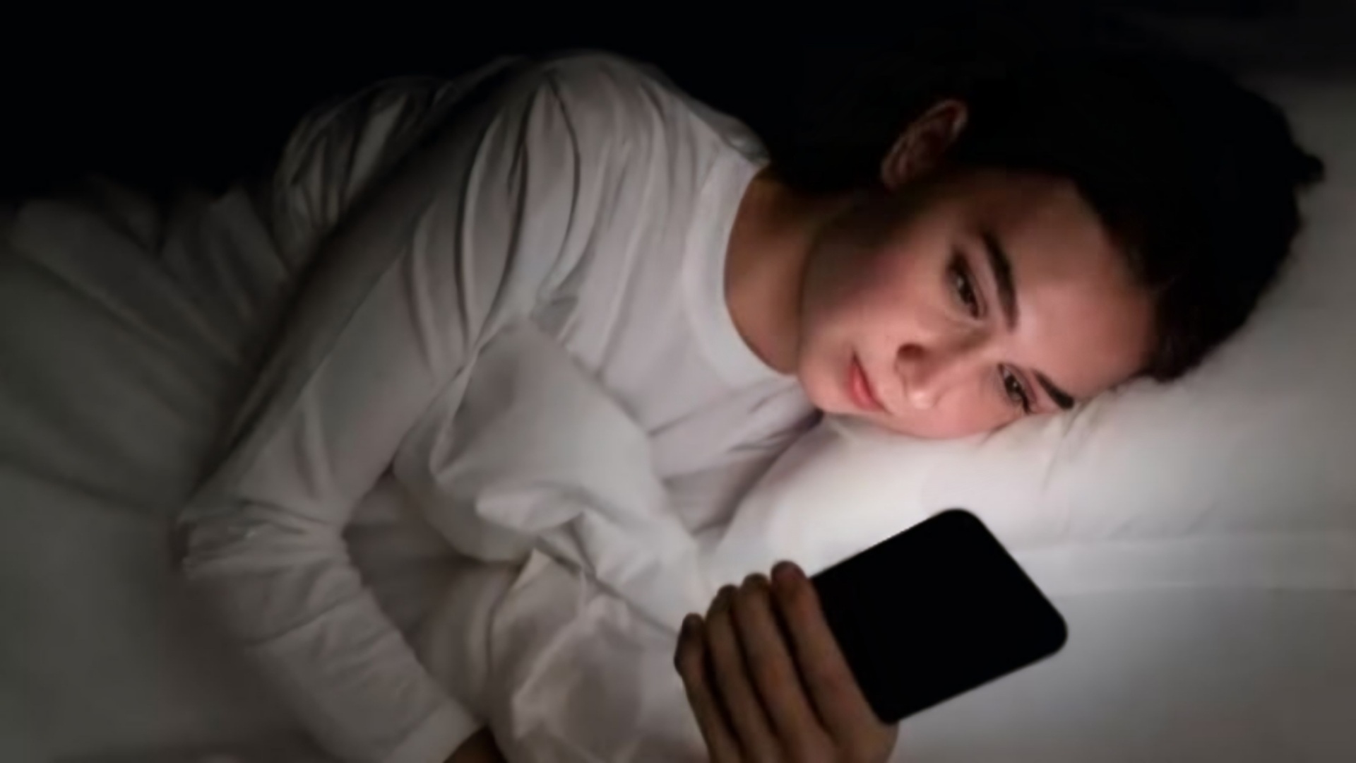 Bahaya Scrolling di Malam Hari dan Tips dalam Mengatasinya! - www.mediapijar.com