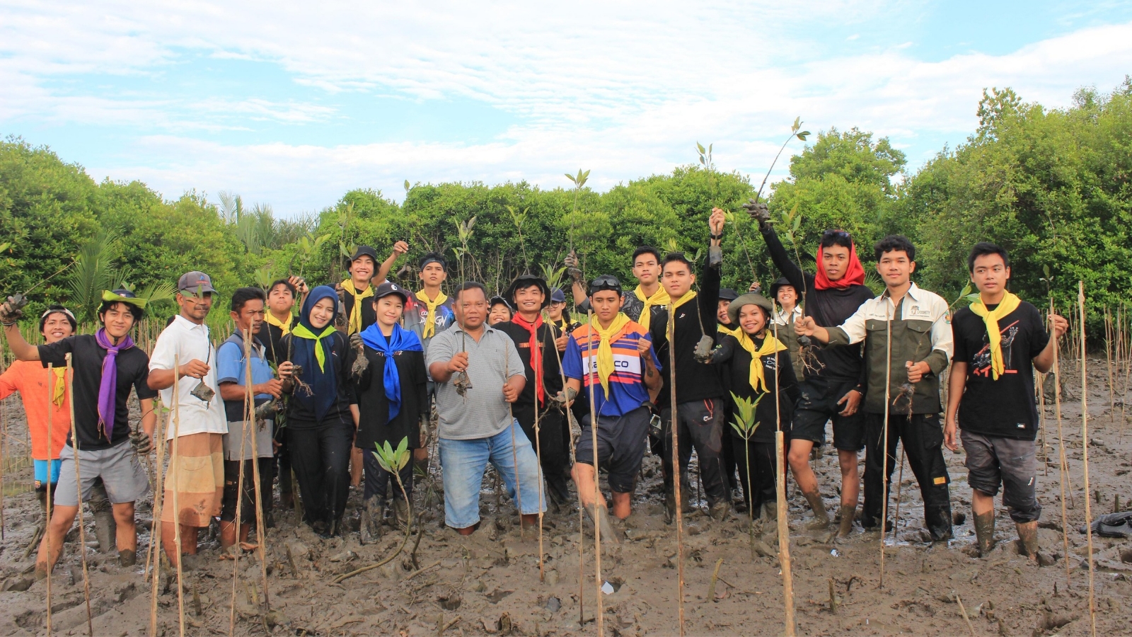 Kolaborasi KOMPAS USU dan Mapala se-Sumut dalam Aksi Tanam 1000 Bibit Mangrove - www.mediapijar.com