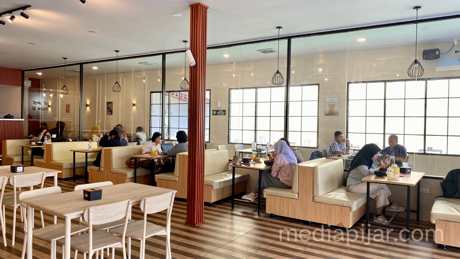 Nongkrong Hemat dan Nyaman di Me & You Cafe dengan Menu Mulai Rp6.000 - www.mediapijar.com