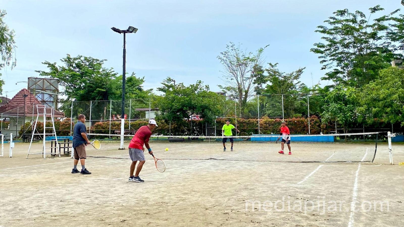 Lapangan tenis Universitas Sumatera Utara (USU) yang terletak di sebelah Stadion Mini USU, Jalan Tri Dharma Pintu IV, kini semakin terbuka dan fleksibel bagi seluruh mahasiswa USU, tidak terbatas hanya bagi anggota Unit Kegiatan Mahasiswa (UKM) Tenis. Fasilitas ini berfungsi ganda sebagai tempat latihan rutin UKM sekaligus sarana olahraga umum bagi sivitas akademika USU - mediapijar.com