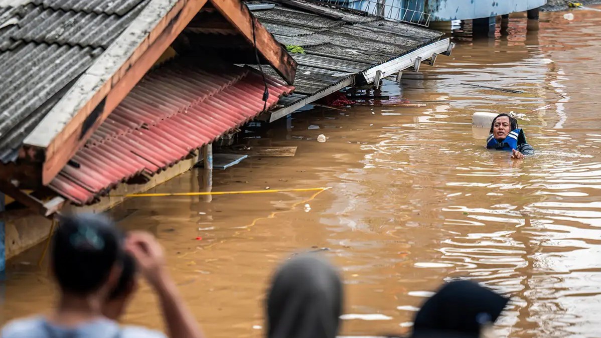 Tetap Aman dan Etis, Panduan Keamanan Liputan Bagi Jurnalis di Daerah Bencana - www.mediapijar.com