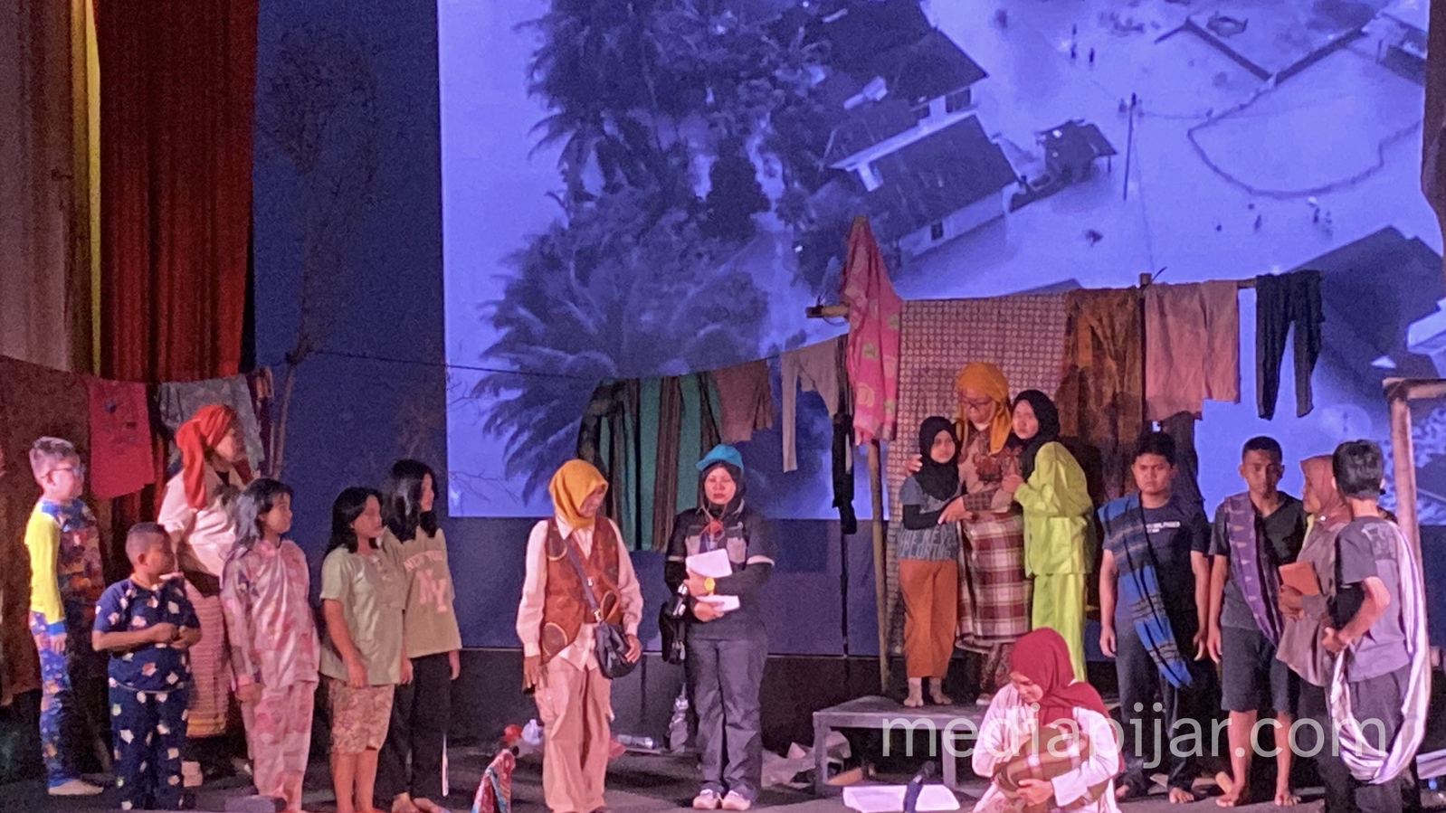 Jurnalis Perempuan Suarakan Derita Pengungsi Bencana Sumatera Lewat Teater Kemanusiaan - www.mediapijar.com
