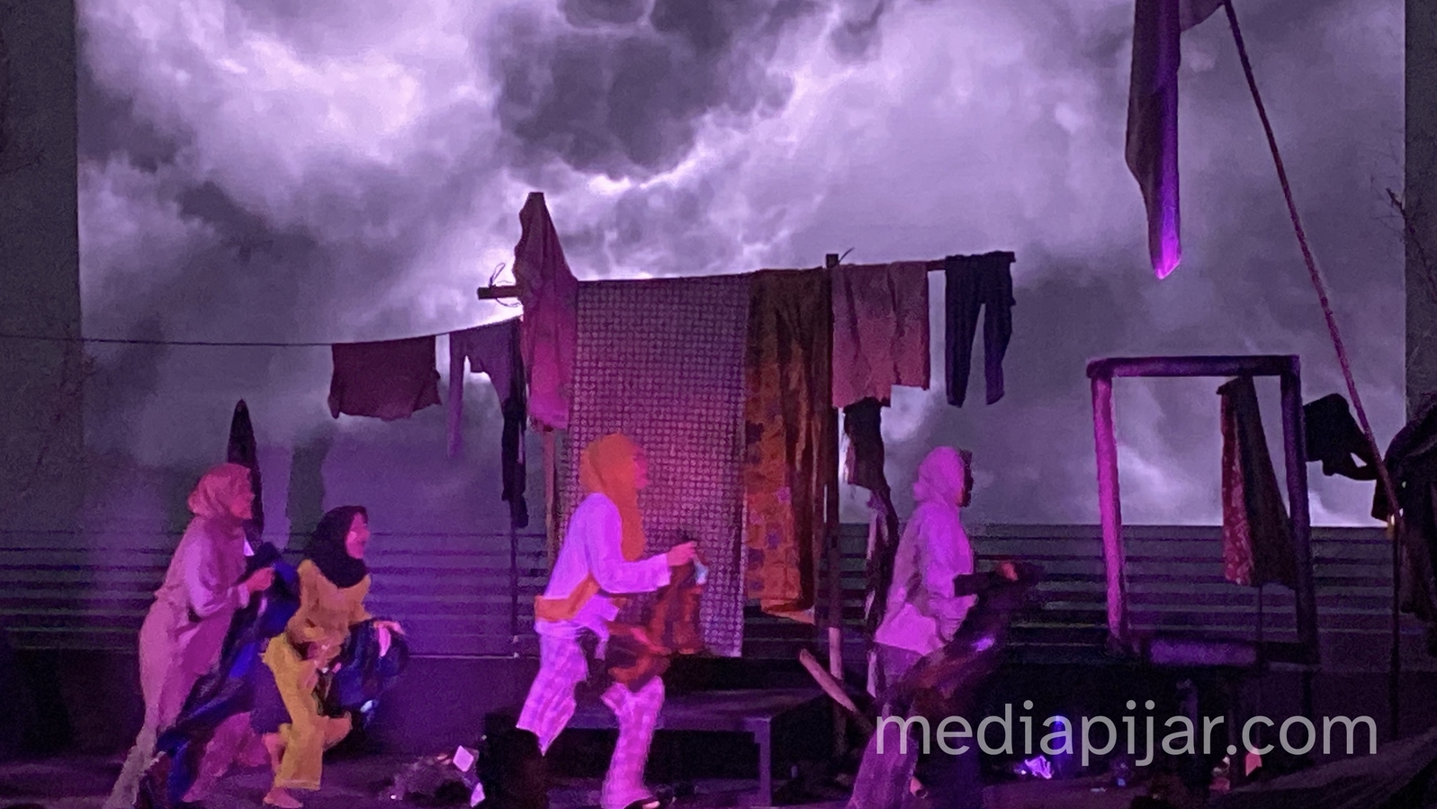 Jurnalis Perempuan Suarakan Derita Pengungsi Bencana Sumatera Lewat Teater Kemanusiaan - www.mediapijar.com