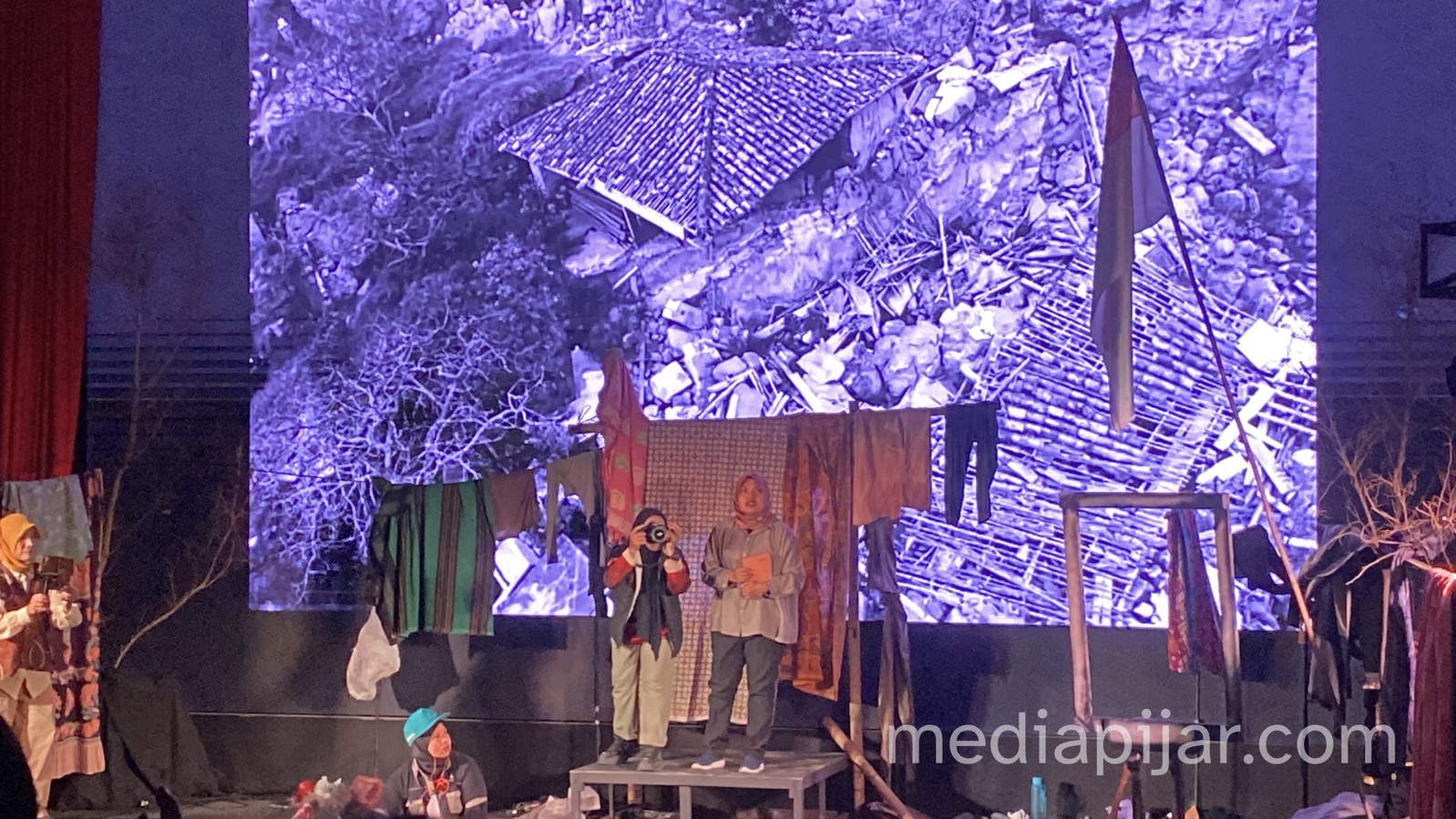 Jurnalis Perempuan Suarakan Derita Pengungsi Bencana Sumatera Lewat Teater Kemanusiaan - www.mediapijar.com