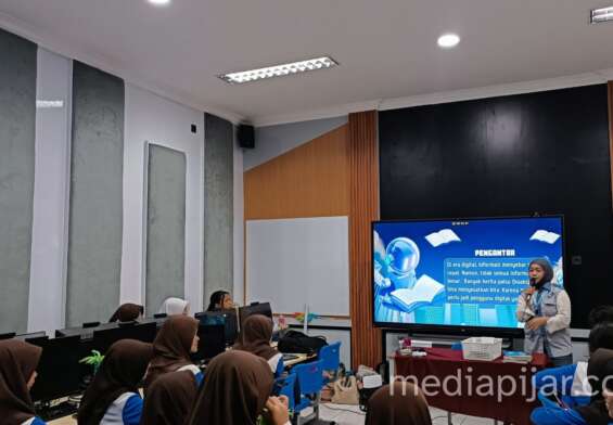 beberapa orang sedang mendengar materi