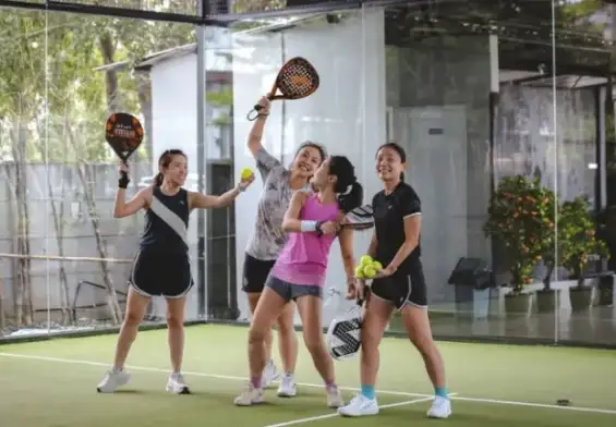 Beberapa orang yang sedang bermain padel