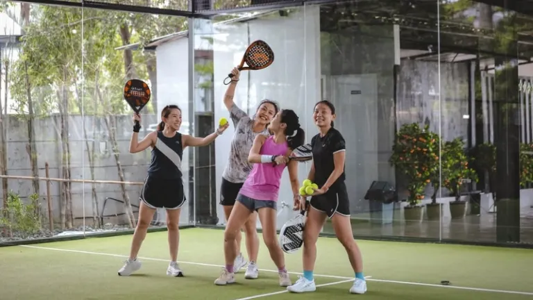 Beberapa orang yang sedang bermain padel