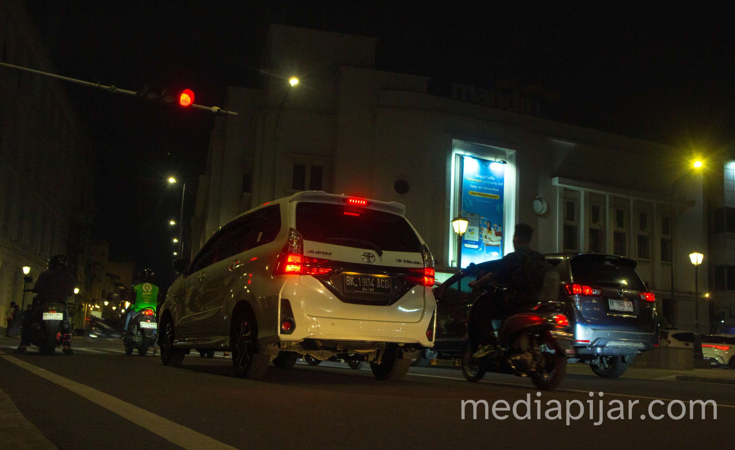 lampu merah malam hari