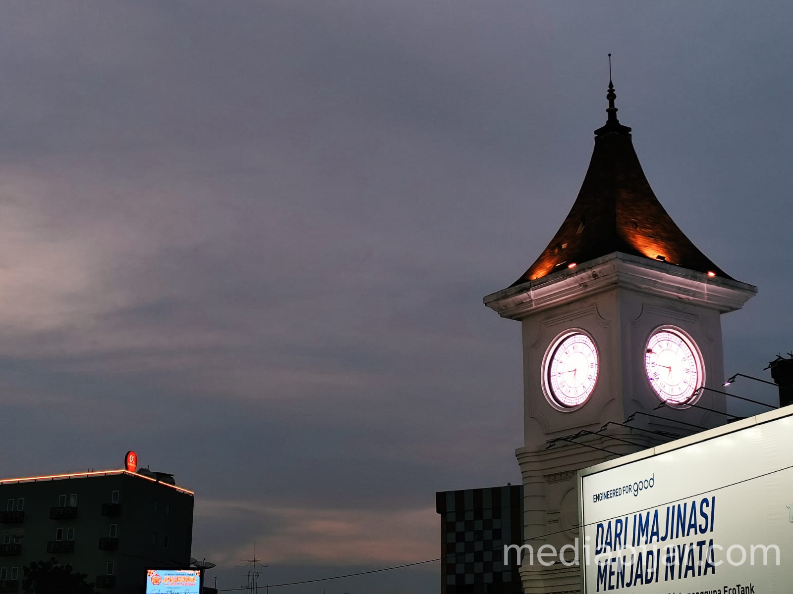 Jam gadang malam hari