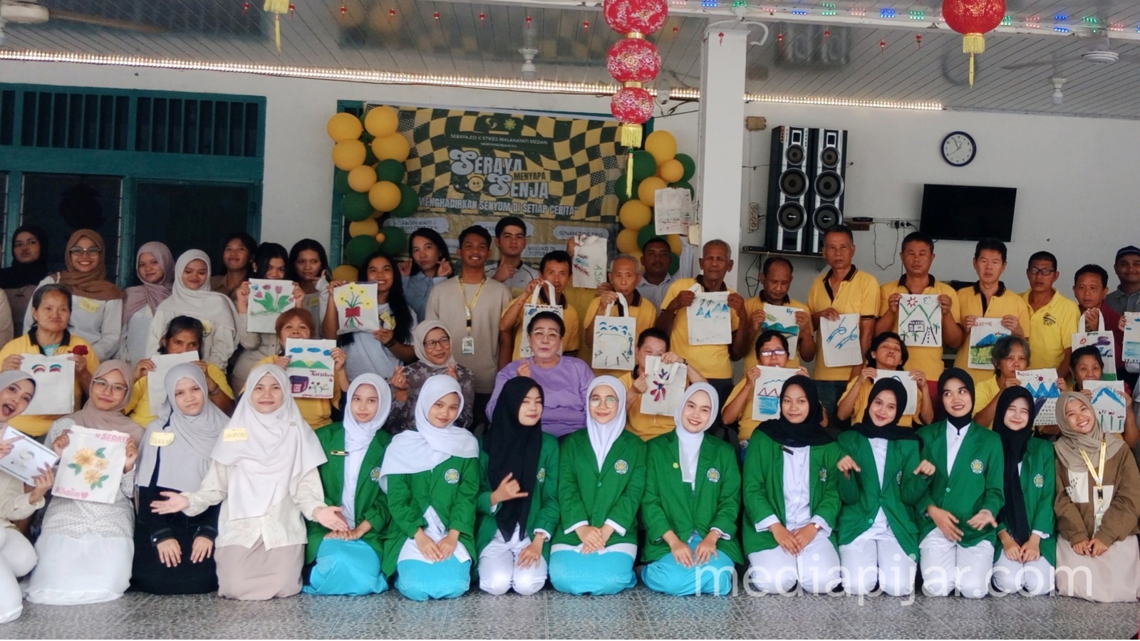 foto bersama seraya menyapa senja