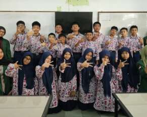 Foto bersama siswa-siswi kelas 7 Imam Ghazal