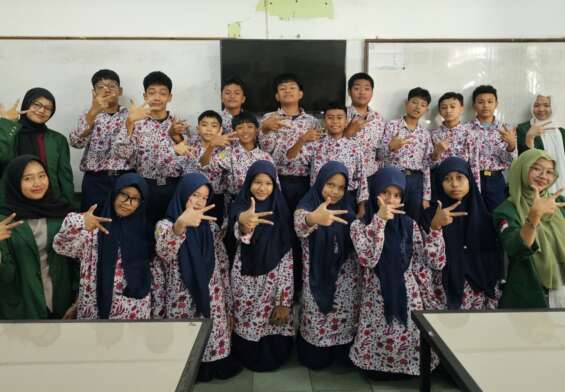 Foto bersama siswa-siswi kelas 7 Imam Ghazal