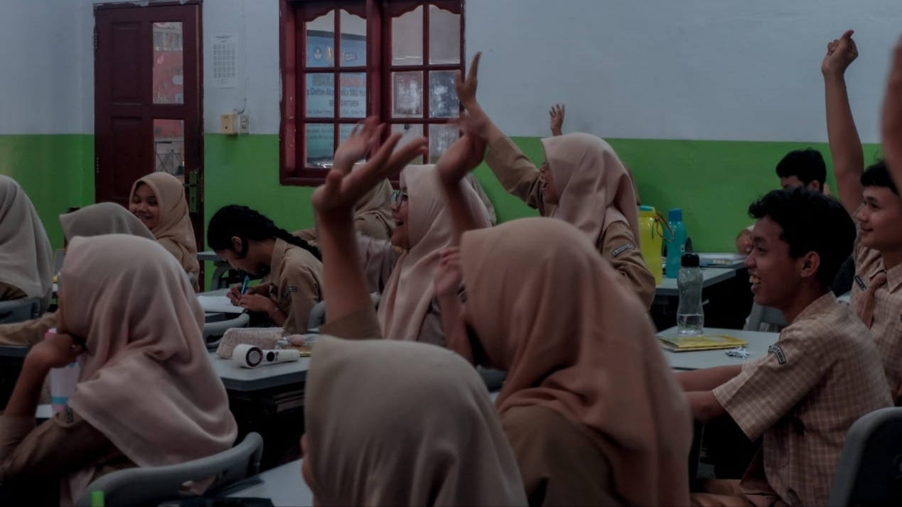 foto bersama mahasiswa Ilmu Komunikasi dengan SMAS Harapan Mandiri Medan