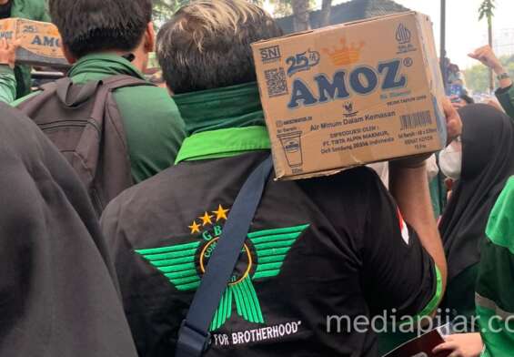 foto komunitas ojol bagikan air mineral kepada aksi demo