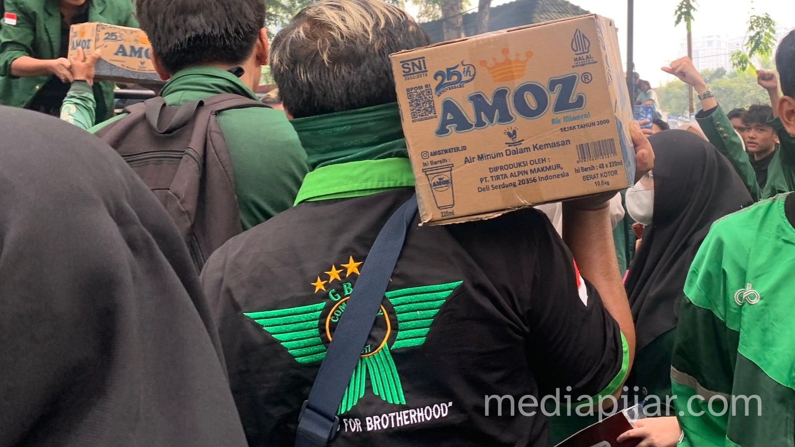 foto komunitas ojol bagikan air mineral kepada aksi demo