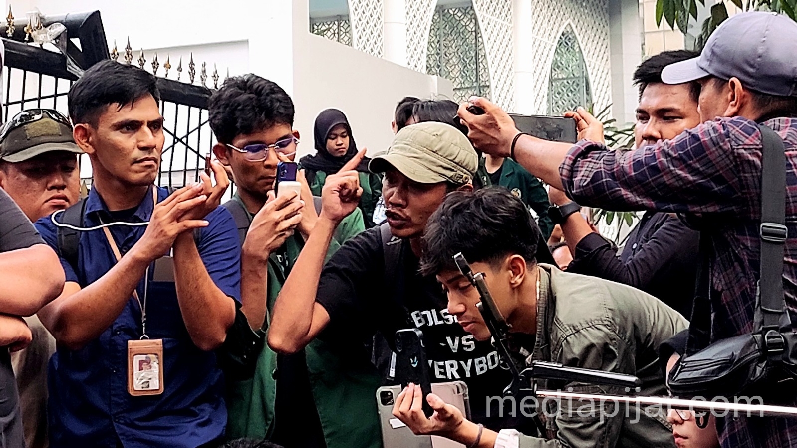 foto DPRD Sumut Temui Masa Aksi Demo #MenujuIndonesiaGagal