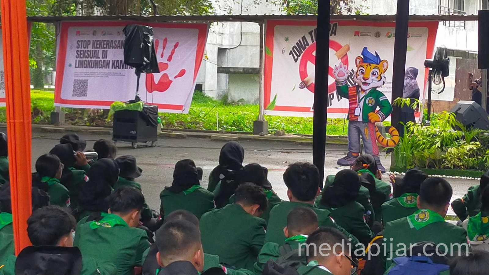 mahasiswa teknik usu mendengarkan arahan saat pembukaan pkkmb