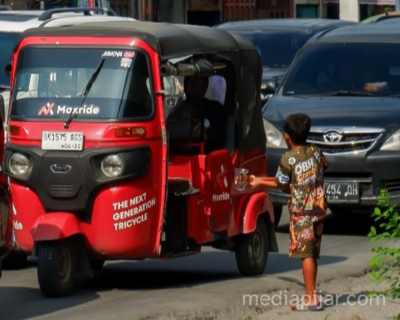 seorang anak mengamen