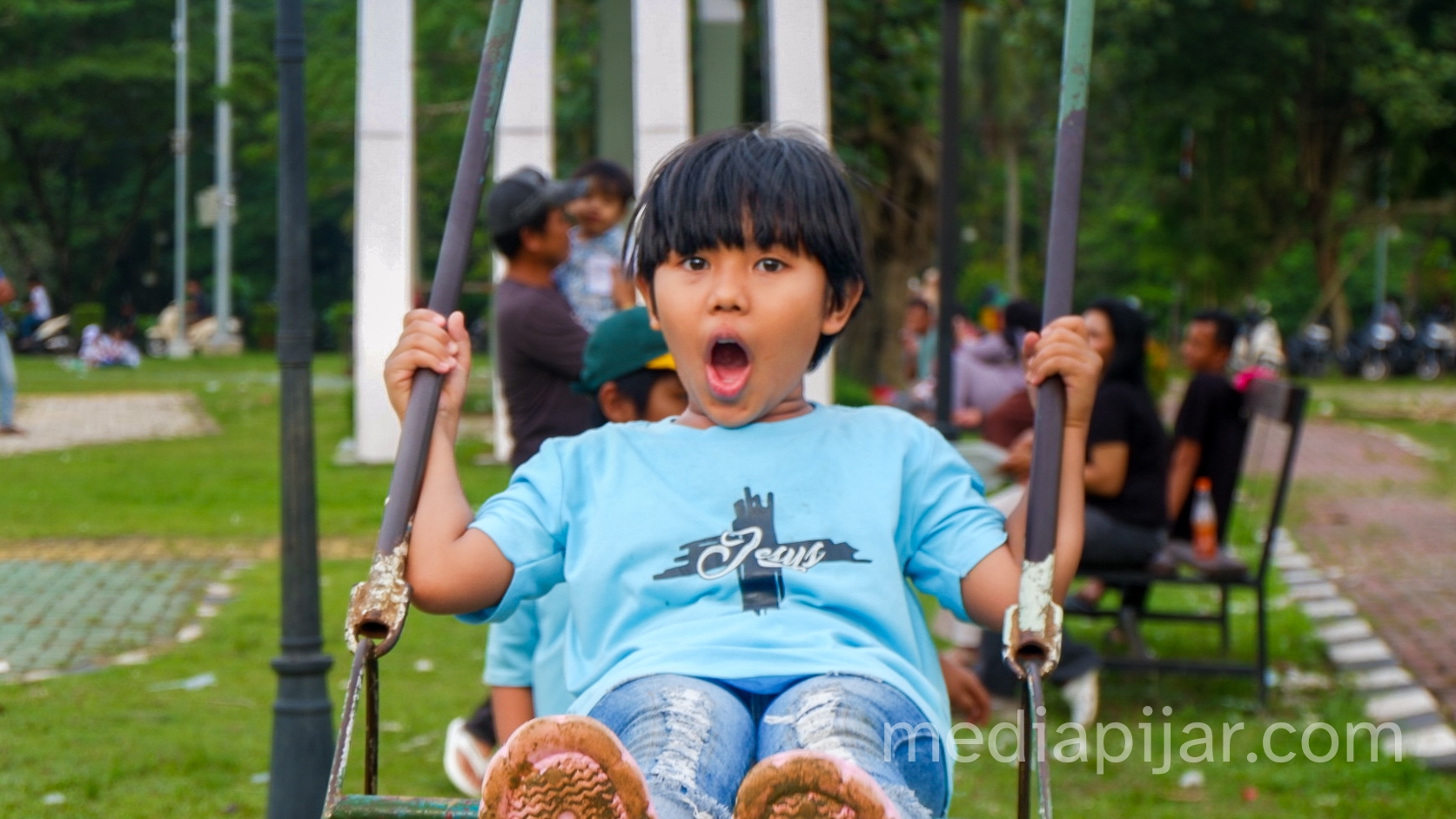 anak bermain ayunan