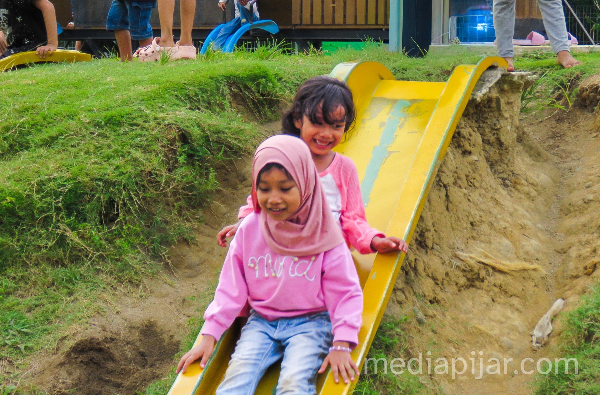 anak-anak bermain perosotan
