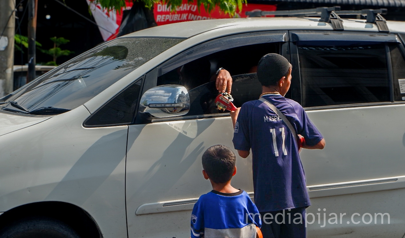 anak-anak mengamen di jalan