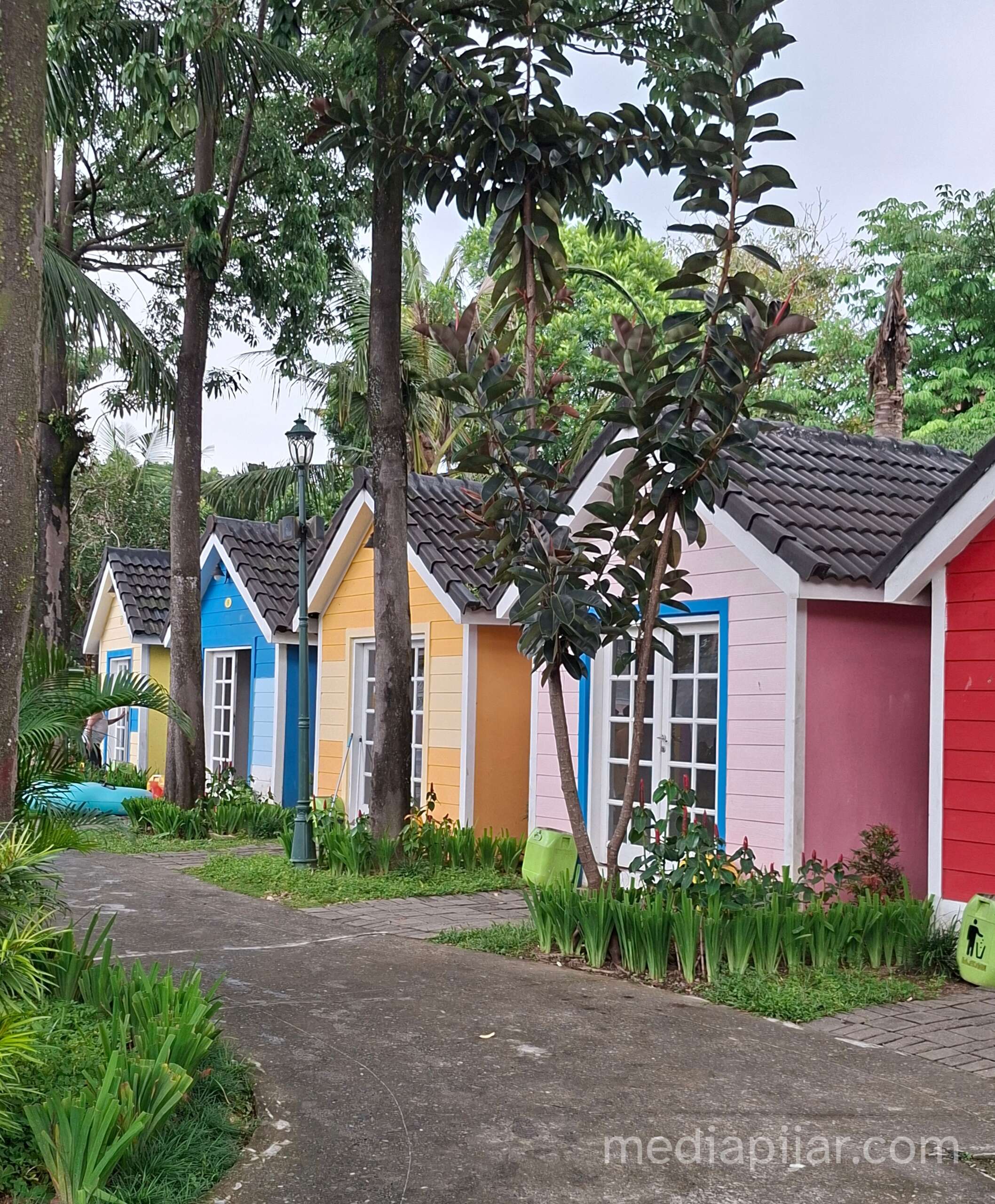 suasana perumahan warna warni